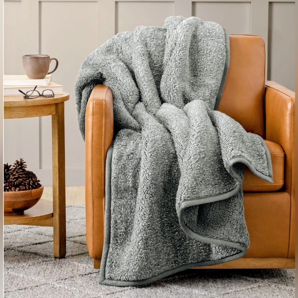 New Extremely Cozy Members Mark Sherpa Throw, Solid
